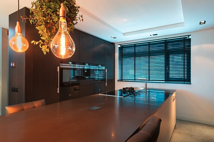 Luxe keuken met kookeiland in industriële stijl